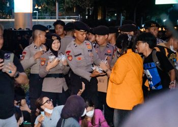 Polisi Bagikan Minuman dan Makanan Ringan kepada Mahasiswa Peserta Aksi di Medan Merdeka Selatan