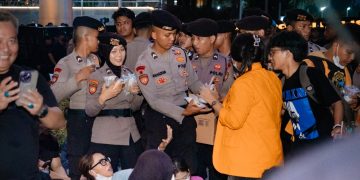 Polisi Bagikan Minuman dan Makanan Ringan kepada Mahasiswa Peserta Aksi di Medan Merdeka Selatan