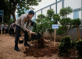 Polda Metro Jaya Tanam Pohon, Ajak Personel Hadirkan Kesejukan bagi Masyarakat