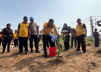 Green Policing, Kapolres Metro Bekasi Pimpin Penanaman Pohon di Cikarang Timur