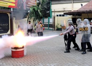 Polres Pelabuhan Tanjung Priok Gelar Simulasi Pemadaman Api, Tingkatkan Kesiapsiagaan Personel Hadapi Aksi Unjuk Rasa